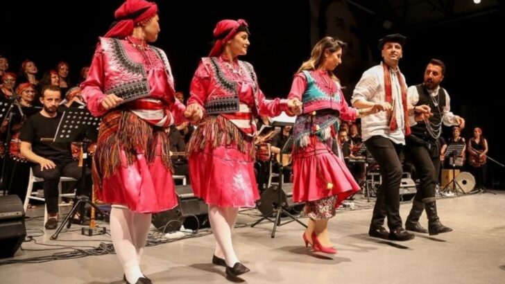 Bornova’da Halk Dansları Şenliği başladı