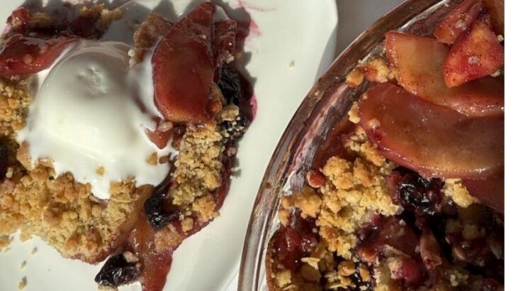 Elmalı & Yabanmersinli Crumble