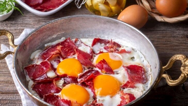Pastırmalı Yumurta