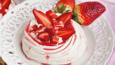 Çilekli Pavlova