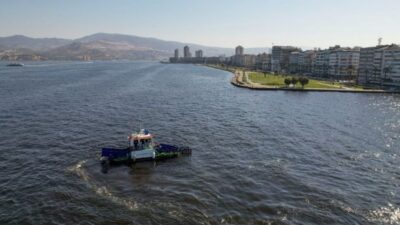 Deniz süpürgeleri İzmir Körfezi’ni temizliyor