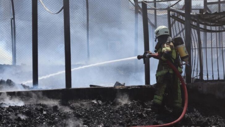 İzmir’de korkutan yangın: 3 fabrika, 5 araç ziyan gördü