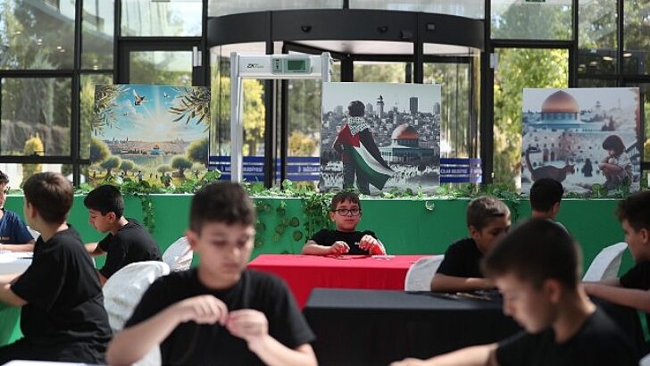 “Bağcılar’da çocuklar, Gazze’deki zeytin ağacı katliamını zeytin çekirdeğinden tespih yaparak protesto ettiler”
