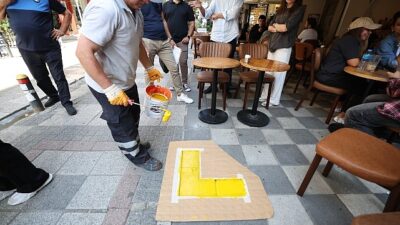 Bakırköy Zabıtasının kaldırım işgaline karşı çalışması devam ediyor.