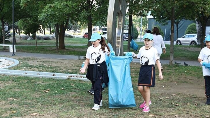 Başkan Şadi Özdemir öğrencilerle parkta temizlik yaptı