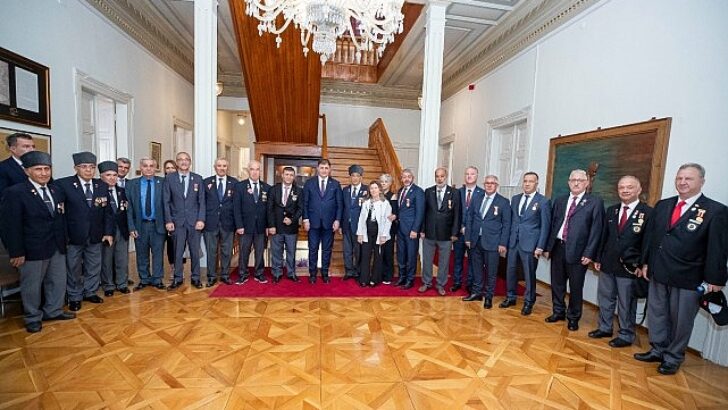 Başkan Tugay gazi derneklerini makamında ağırladı “Bizim için değerlisiniz”