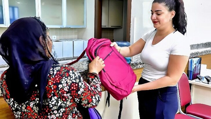 Bayraklı Belediyesinden öğrencilere kırtasiye takviyesi