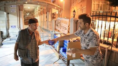 Bayrampaşa Belediyesi’nden vatandaşlara kandil simidi ikramı