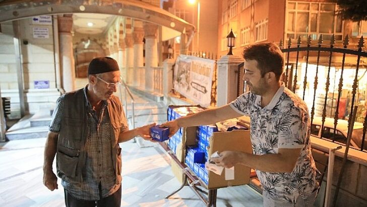 Bayrampaşa Belediyesi’nden vatandaşlara kandil simidi ikramı