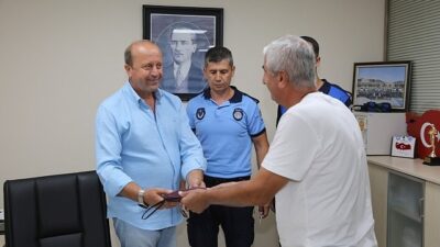 Büyükşehir Zabıtası kayıp çantayı sahibine ulaştırdı; 700 bin TL para ve ziynet eşyası