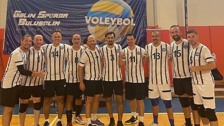 EÜ Voleybol Ekibi Kamu Spor Oyunları 2024 turnuvasında yarı finale yükseldi