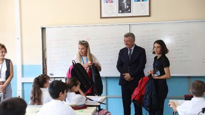 Güzelbahçe Belediyesi’nden Öğrencilere Çanta ve Kırtasiye Dayanağı