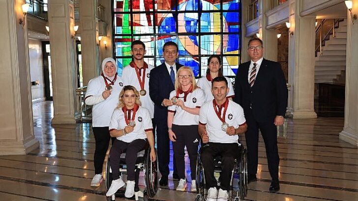 İBB Başkanı Ekrem İmamoğlu, Paris’te düzenlenen 2024 Paralimpik Oyunları’nda 1 altın, 1 gümüş ve 4 bronz madalya kazanan İBBSK sporcularını Saraçhane’de ağırladı