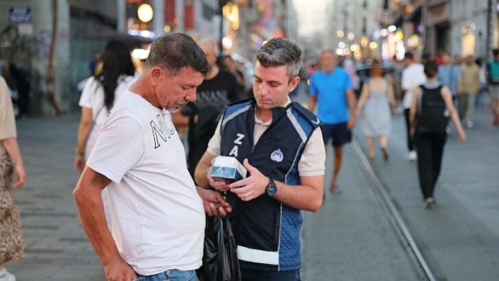 İstanbul Büyükşehir Belediyesi (İBB), İstanbul’un turistik ve tarihi bölgelerinde geçersiz parfüm satıcılarıyla çabayı sürdürüyor