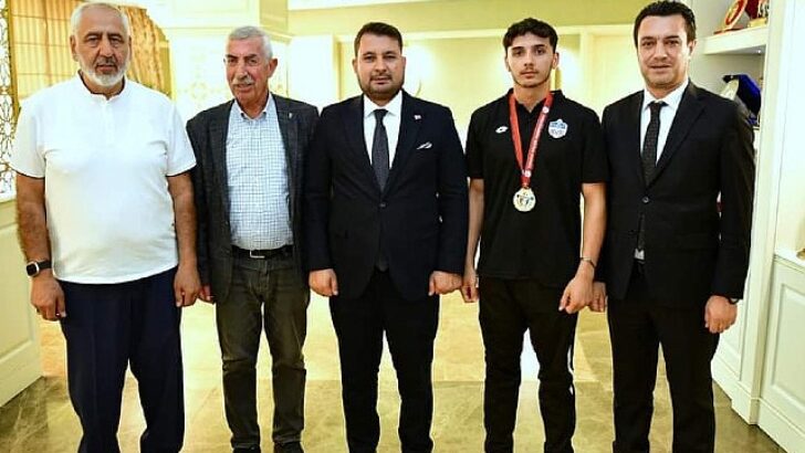 Kahramankazan Belediyespor Halter Ekibi atleti Berat Ergün, Yıldızlar Türkiye Halter Şampiyonası’nda altın madalya kazandı