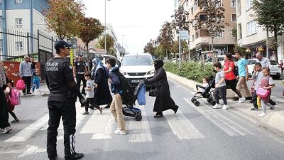Küçükçekmece zabıtasından okul önlerinde kontrol.