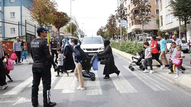Küçükçekmece zabıtasından okul önlerinde kontrol.