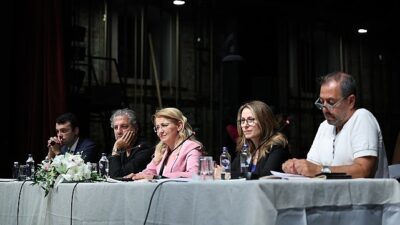Lider Ovalıoğlu, Bakırköy Belediye Tiyatrosu oyuncu ve teknik grubuyla bir ortaya geldi