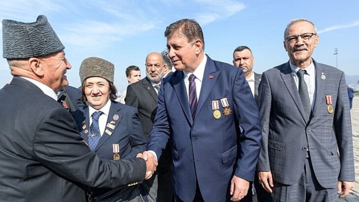 Lider Tugay babasının madalyalarıyla kahramanların gününe katıldı