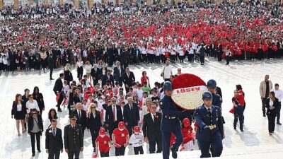 LÖSEV, her yıl olduğu üzere bu yıl da on binlerle birlikte Ceddimizin huzurunda, ANITKABİR’de.