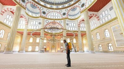 Mevlid Kandili münasebetiyle Nevşehir’deki tüm cami ve mescitler Nevşehir Belediyesi Temizlik İşleri Müdürlüğü takımları tarafından gül suyu ile yıkandı.