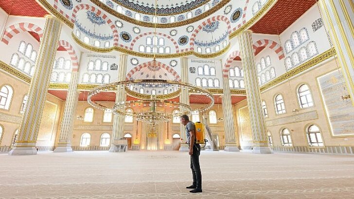 Mevlid Kandili münasebetiyle Nevşehir’deki tüm cami ve mescitler Nevşehir Belediyesi Temizlik İşleri Müdürlüğü takımları tarafından gül suyu ile yıkandı.