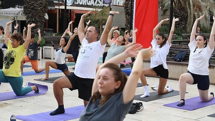 Mudanya Belediyesi ve Eflatun Yoga Ömür Okulu’nun işbirliği ile Güzelyalı Atatürk Parkı’nda düzenlenen yoga aktifliği, pazar sabahına huzur dolu bir başlangıç getirdi.