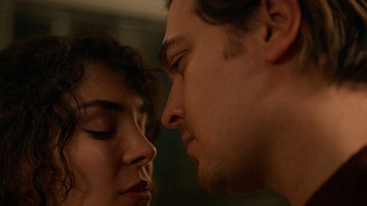 Netflix, başrolünde Çağatay Ulusoy’un yer aldığı “Tam Bir Centilmen” sinemasının fragmanını paylaştı.