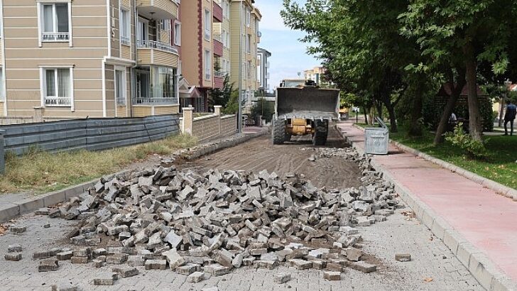 Nevşehir Belediyesi tarafından Güzelyurt Mahallesi’ndeki dört başka sokakta yol ve yaya kaldırımı yenileme çalışması başlatıldı.