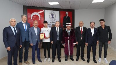 Nevşehir’de Ahilik Haftası kapsamında düzenlenen merasimde yılın ahisi seçilen 70 yaşındaki esnaf Şammas Bayar’a kaftan giydirildi.