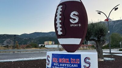 S Sport Plus, NFL için Kırkağaç’ta kavuna emsal Amerikan futbol topu heykeli dikti!