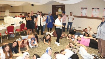 Zelzeleden etkilenen işitme engelli bayanlara sıhhat eğitimi