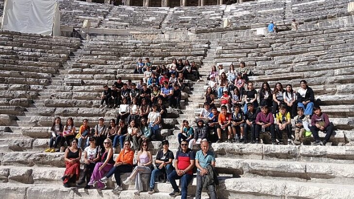 Antalya Büyükşehir’den Cumhuriyet Haftasında Çocuklara Aspendos-Side Tanıtım Gezisi