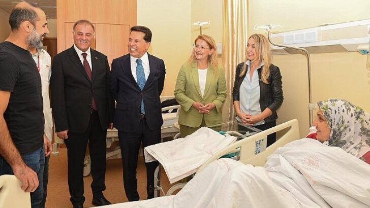 Başkan Ovalıoğlu, metrobüste doğan bebeği ziyaret etti.