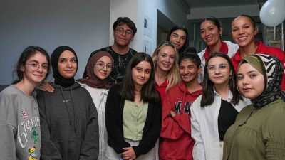 Bayan Voleybol Ekibi Çocuklar ve Gençlerle Buluştu