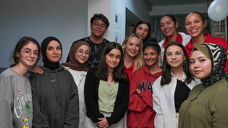 Bayan Voleybol Ekibi Çocuklar ve Gençlerle Buluştu