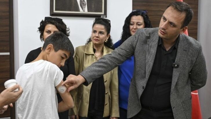 Bornova Belediyesi’nden diyabetli öğrencilere teknolojik dayanak