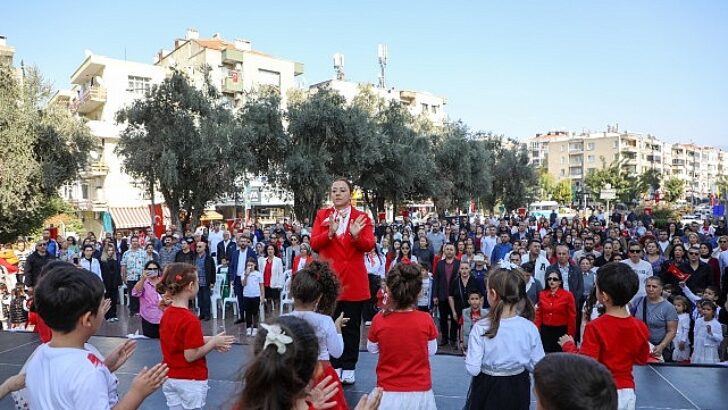 Buca Belediye Başkanı Görkem Duman, çocukların bayram sevincine ortak oldu