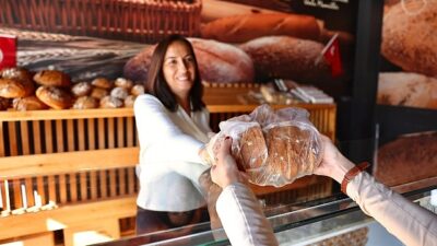 Çeşme Halk Ekmek Fırını yenilenen makine ağı ile günde 6 bin ekmek üretiyor