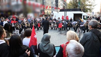 Cumhuriyet Bulvarı Ata’nın sevdiği müziklerle çınladı