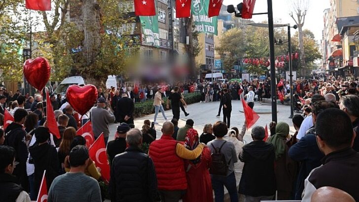 Cumhuriyet Bulvarı’nda zeybek gösterisi