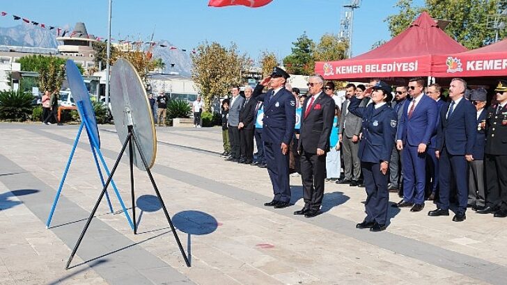 Cumhuriyet’in 101. yılı hasebiyle Kemer’de merasim düzenlendi.