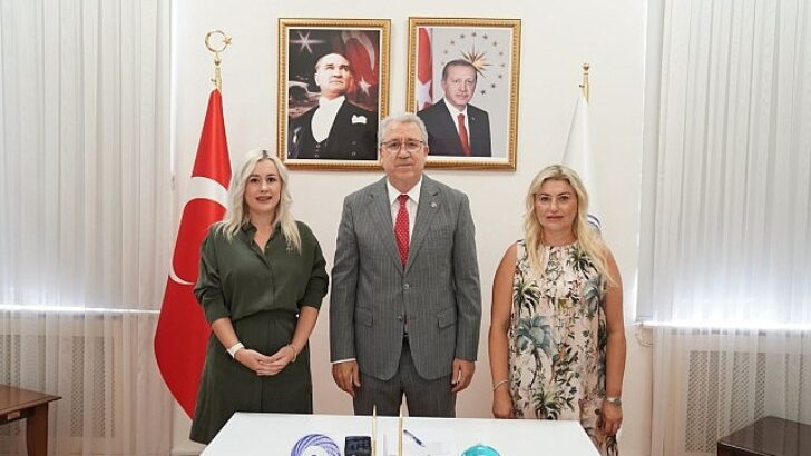 Egeli akademisyenden Melisa bitkisini ilaç dalına kazandıracak proje