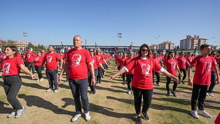 Gaziemir’de 750 kişi Cumhuriyet için harmandalı oynadı