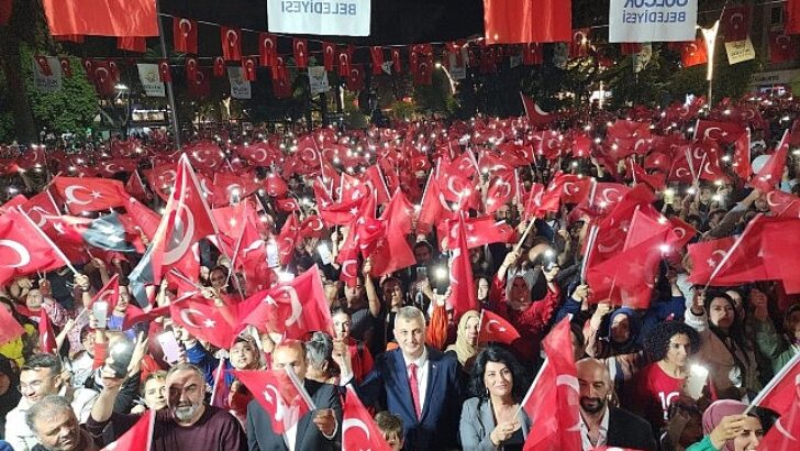 Gölcük Belediye Başkanı Ali Yıldırım Sezer, yayınladığı ileti ile 29 Ekim Cumhuriyet Bayramı’nı kutladı.
