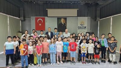 Gölcük Belediye Konservatuarı Çocuk Korosu, Şef Turan Yüksel eşliğinde yeni devir eğitimlerine Sanat Galeri’nde başladı.