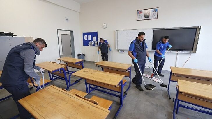 İBB, Bir Haftada 65 Bin Öğrencinin Okulunu Temizledi