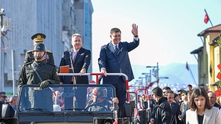 İzmir Cumhuriyet’in 101’inci yaşını büyük bir coşkuyla kutluyor Lider Tugay: Son nefesime kadar gayret edeceğim