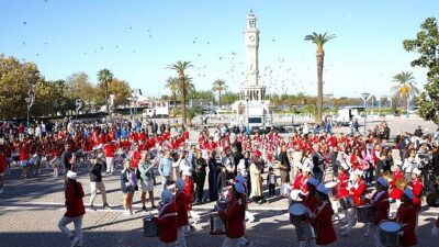 İzmir’de Cumhuriyet Bayramı Coşkusu: Bando Grupları Geçit Merasimi