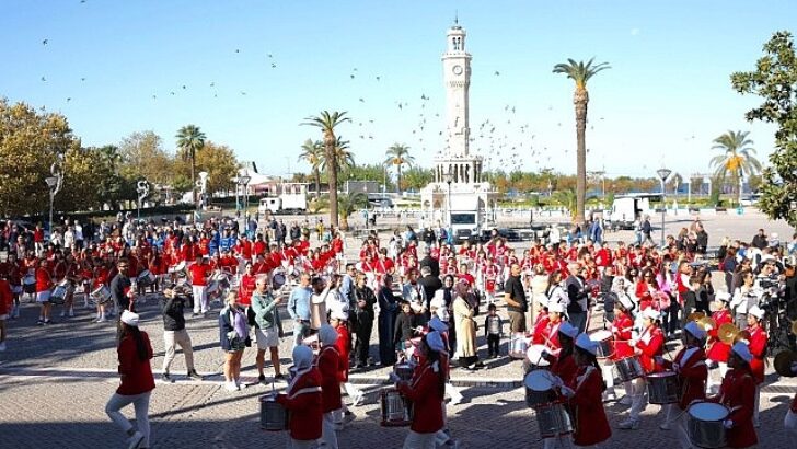 İzmir’de Cumhuriyet Bayramı Coşkusu: Bando Grupları Geçit Merasimi